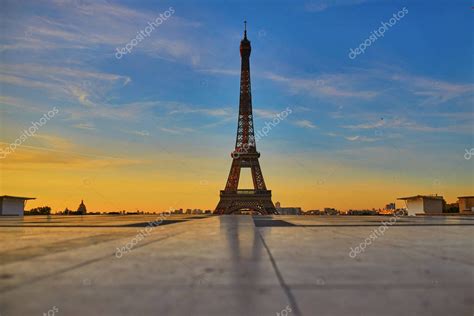 Vista panorámica de la torre Eiffel desde el mirador de Trocadero al