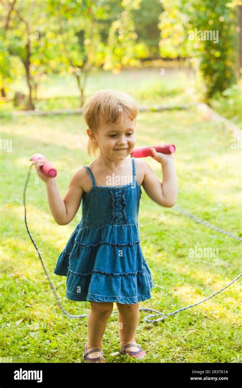 Jeune Fille Avec Corde ã Sauter Banque De Photographies Et Dimages à