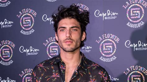 Axel Pons: recorriendo el mundo descalzo, la insólita travesía del hijo ...
