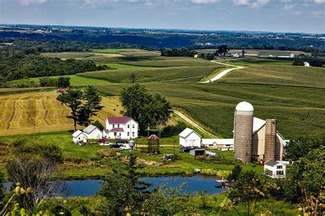 Iowa farm | Iowa farms, Country landscaping, Farm scenery