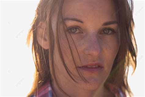 Visage De Brunette Modèle Féminin Fort Ensoleillé Traits Du Visage