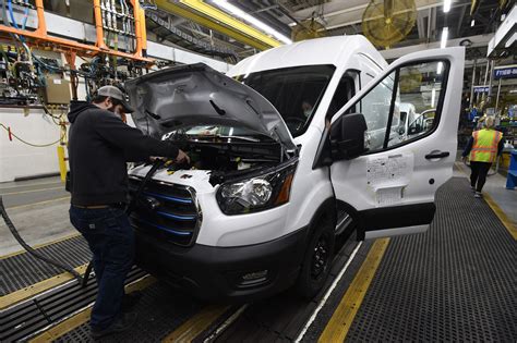 Usps Is Electrifying Its Massive Fleet Buys 9250 Ford E Transit Vans