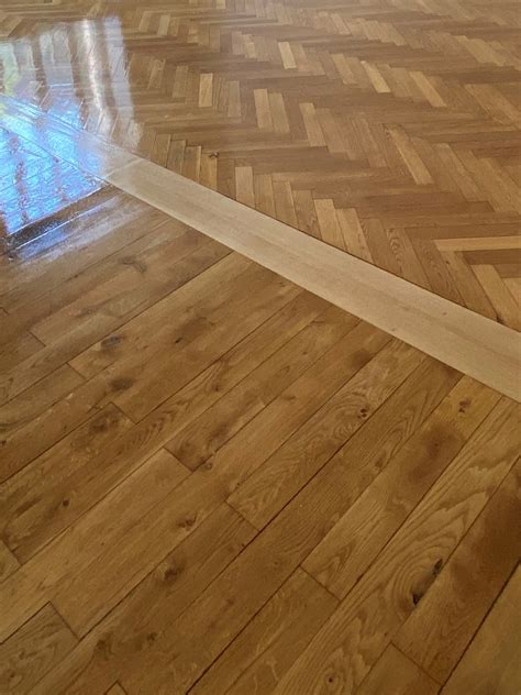 Pon Age De Parquet En Bois Massif Avec Vitrification Par Cheminal