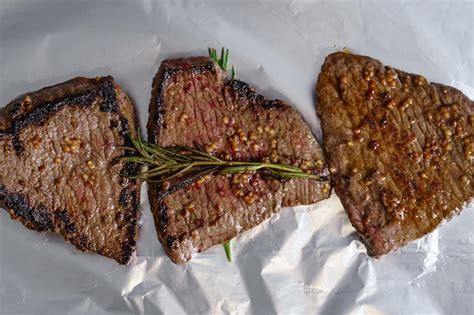 Trois Steaks De Boeuf R Ti Au Romarin Et Graines De Moutarde Isol S Sur