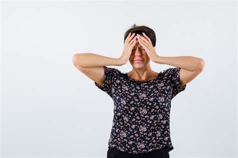 Femme Mature Tenant Les Mains Sur Les Tempes Fermant Les Yeux En Chemisier Fleuri Jupe Noire