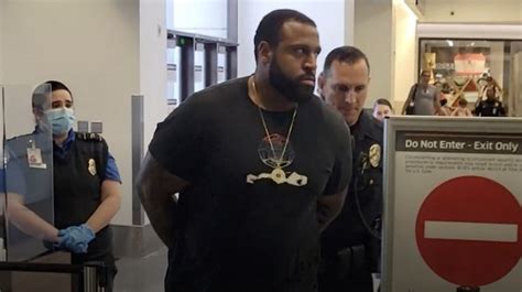 Nfl Player Duane Brown Arrested At Airport On Gun Charges