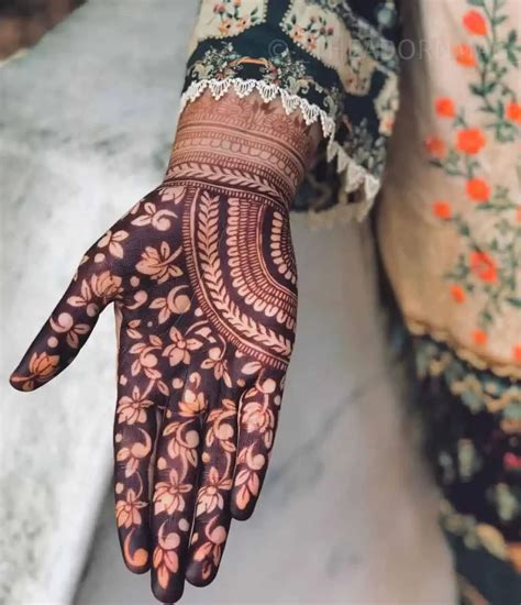 Simple Full Palm Mehndi Design To Express Your Style