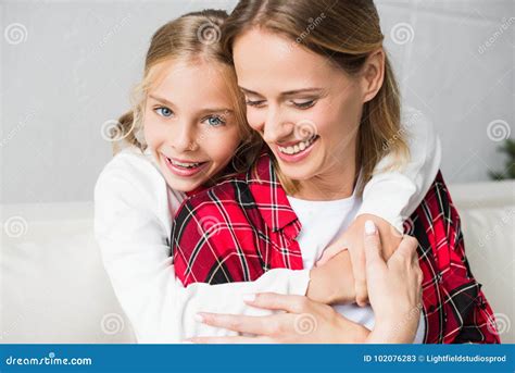 Abrazo De La Madre Y De La Hija Imagen De Archivo Imagen De Ocasional