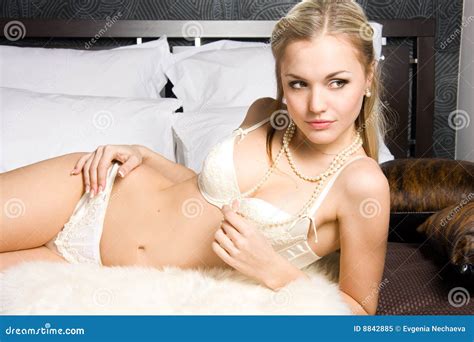 Jeune Femme Sexy Dans La Lingerie Image stock Image du fille érotique