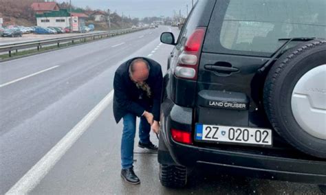 Hoxhajt ia lëshon goma e veturës zyrtare del për ta rregulluar vet