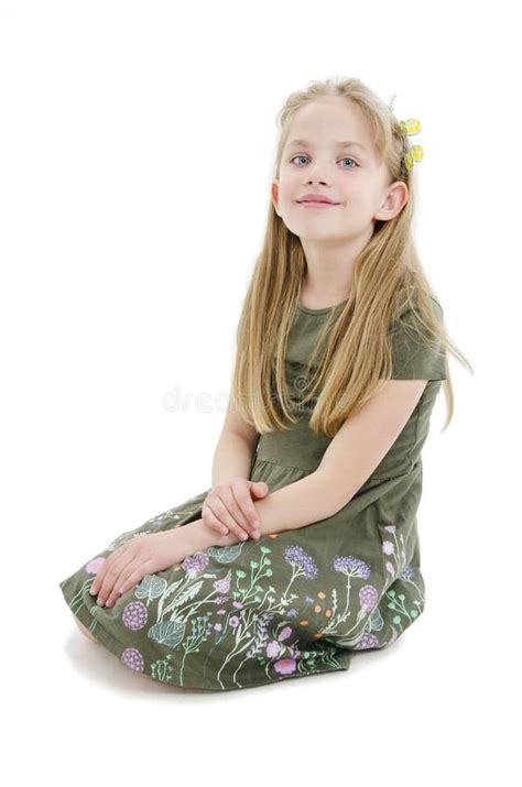 Portrait D Une Petite Fille Adorable S Asseyant Sur Le Plancher Posant