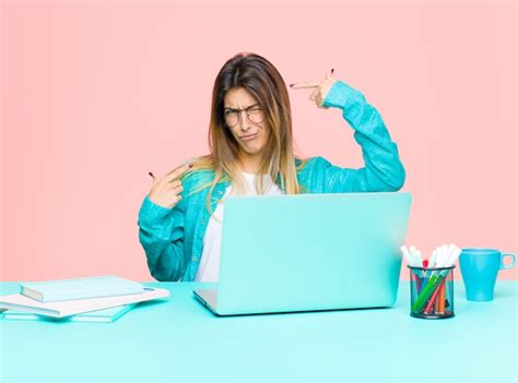 Mujer Bonita Joven Que Trabaja Con Una Computadora Port Til Con Una