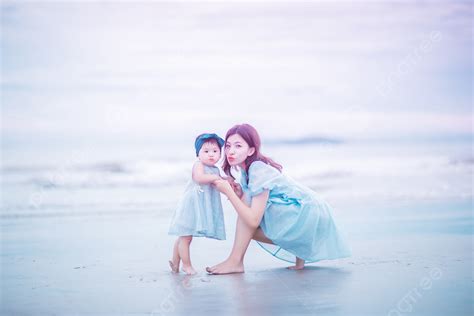 Background Foto Ibu Dan Anak Berpelukan Bersama Di Pantai Pada Siang