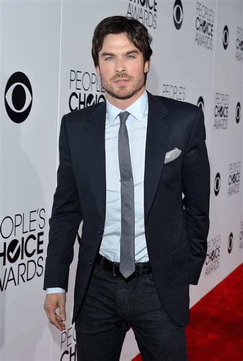 a man in a suit and tie on the red carpet at people's choice awards