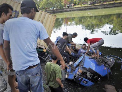 Kecelakaan Truk Kontainer Di Ancol Antara Foto