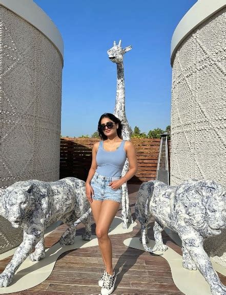 Saniya Iyappan Hot Look While Vacaying In Dubai Photos Went Viral In Socialmedia Saniya