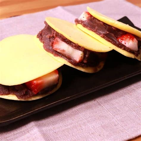 もちもち！ホットケーキミックスでいちごどら焼き 作り方・レシピ クラシル レシピ 食べ物のアイデア どら焼き ホットドッグバンズ