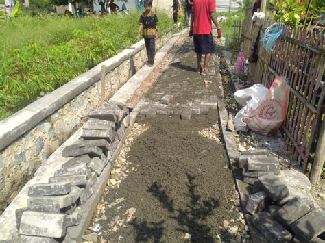 Minimnya Pengawasan Pihak Terkait Proyek Paving Blok Desa Kronjo