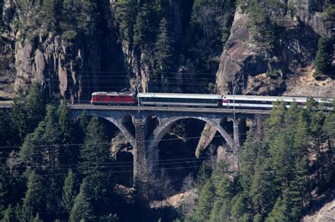 Sbb Re Ii Lokomotive Mit Ir Interregio Zug Auf Der Gotthard