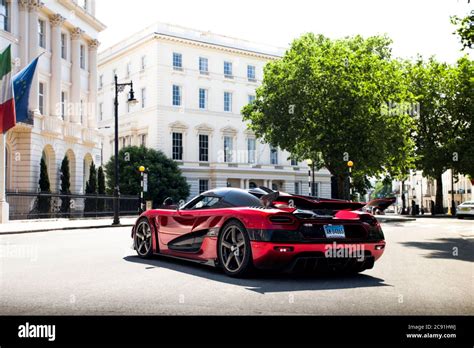 Red Koenigsegg Agera XS Supercar En Placas De EE UU Estacionadas En La