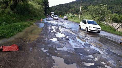 PRF alerta para buracos na BR 470 após sequência de dias chuvosos