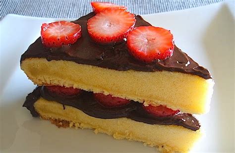 BOLO DE CHOCOLATE MORANGOS Dicas Femininas