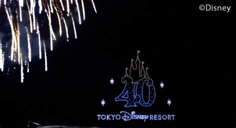 【全国初日】東京ディズニーリゾート40周年スペシャルドローンショーを安倍川で公開 夜空にディズニーキャラクターたちが浮かび上がる ロボスタ