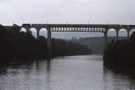 Bei Eglisau Rheinbrücke der SBB Re 4 4 II mit Zug auf der Brücke