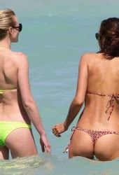 Irina Shayk Bikini Candids At A Beach In Miami Hawtcelebs