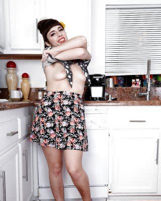 Older Model Simone Delilah Showing Off Hairy Legs And Twat In Sandals Porn Pictures XXX Photos