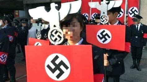 玩過頭了！台灣高中生校慶扮納粹引批評校長辭職 Bbc News 中文