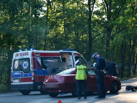 Potr Cenie Rowerzysty Na Ulicy Mostowej Na Miejscu Policja I Pogotowie