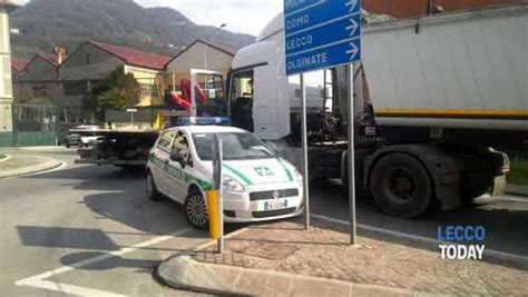 Camion In Panne Alla Rotonda Blocca Il Traffico A Calolzio