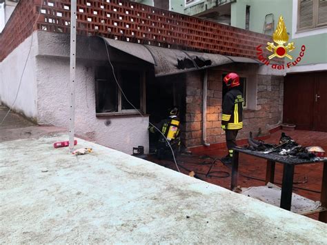 Sassari scintilla del caminetto innesca un incendio nella dépendance