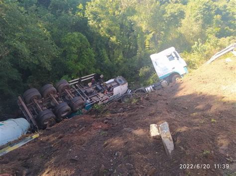 Caminhão transportando combustível tomba e deixa BR 386 bloqueada