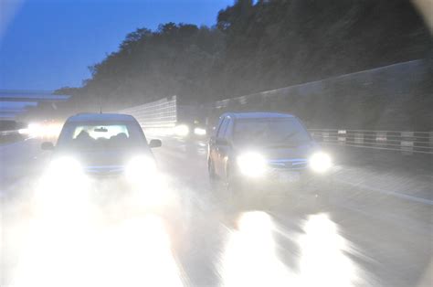 ゲリラ豪雨のときは止まるべき？ 高速道路上で大雨に遭遇した時の対処法とは Auto Messe Web（オートメッセウェブ） ～カスタム