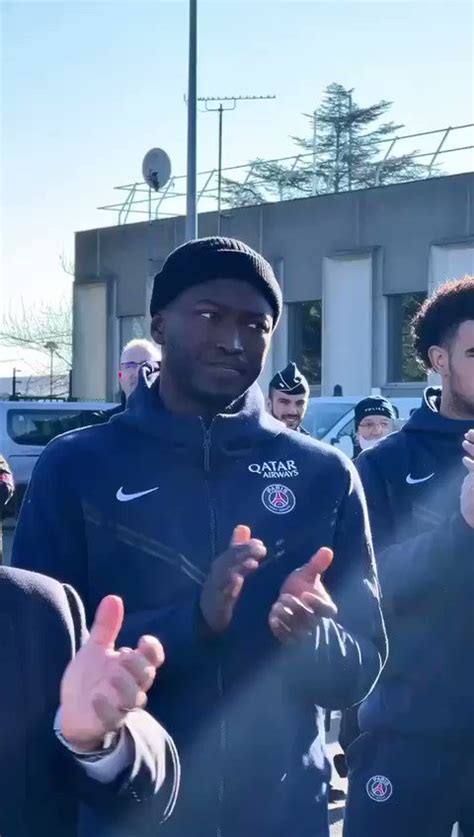 La Source Parisienne On Twitter Les Joueurs Du Psg Vienent Applaudir