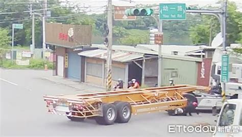 新聞 聯結車大角度右轉機車撞上來 騎士連滾帶爬逃命驚險畫面曝 Gossiping板 Disp Bbs