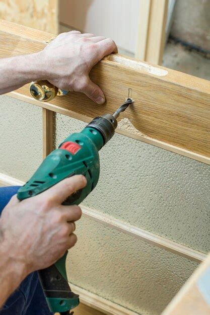 Le Charpentier Fait Un Trou Dans La Vieille Porte En Bois Pour La