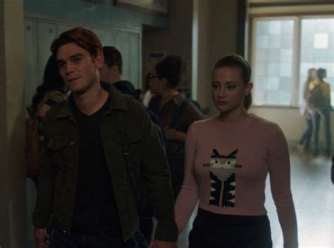 Betty And Archie Holding Hands ️ In 2020 Riverdale Archie Comics