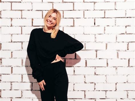 Portrait De Jeune Belle Femme Blonde Souriante Dans Des Vêtements Surdimensionnés Noirs D été à