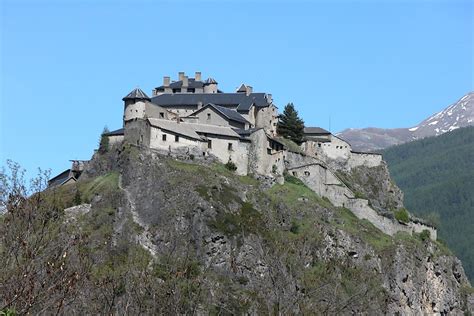 Au Pied De La Forteresse