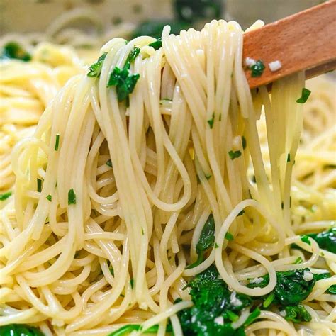 Spaghetti Aglio E Olio With Spinach Eat Something Vegan