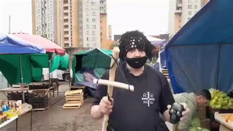 В одной руке чёрный череп, в другой — колотушка: маргиналы сходят с ума ...