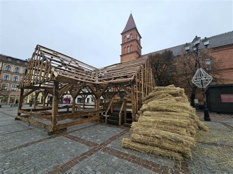 Święta coraz bliżej Na Rynku Nowomiejskim w Toruniu trwa budowa szopki