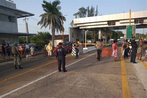 Toman Manifestantes Caseta De Alvarado Veracruz Fotos Xeu