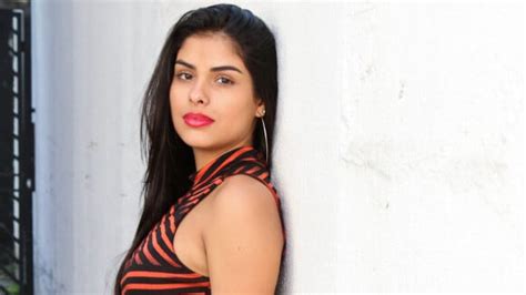 Ex BBB Munik Nunes ganha lingerie picante e diz Cadê meu namorado