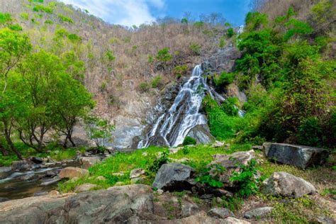 Cascada De Tao Dam La Cascada Hermosa En Bosque Profundo En El Parque