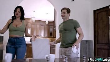 MILF bisexual en un trío con universitarios XNXX