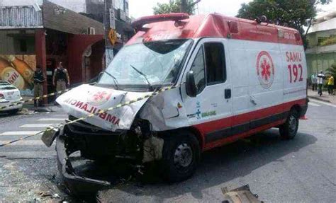 Acidente entre ambulância e carro deixa três feridos no Bairro Padre